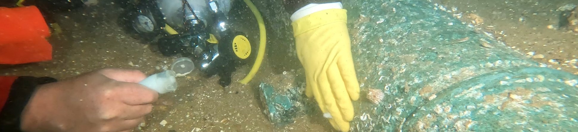 A diver applying a protective marking solution on the 'Klein Hollandia' protected wreck site.